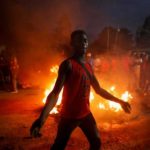 В Кении протестующие сожгли машины для уборки чая