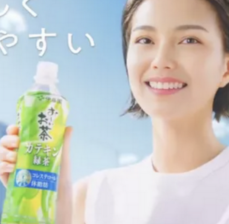 В рекламе зеленого чая использовали модель, созданную ИИ